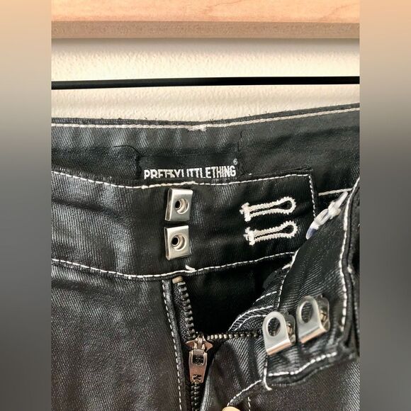 Pretty Little Thing Coated Cargo Denim with Contrast Stitching in Black Size - 4 - Picture 6 of 7
